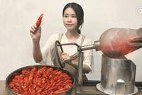女主播直播用爆米花机爆小龙虾 竟然还有这样的操作?