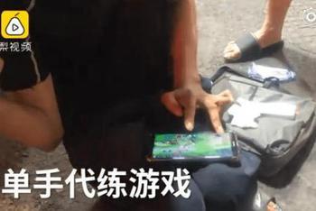 脑瘫小伙街头代打王者荣耀