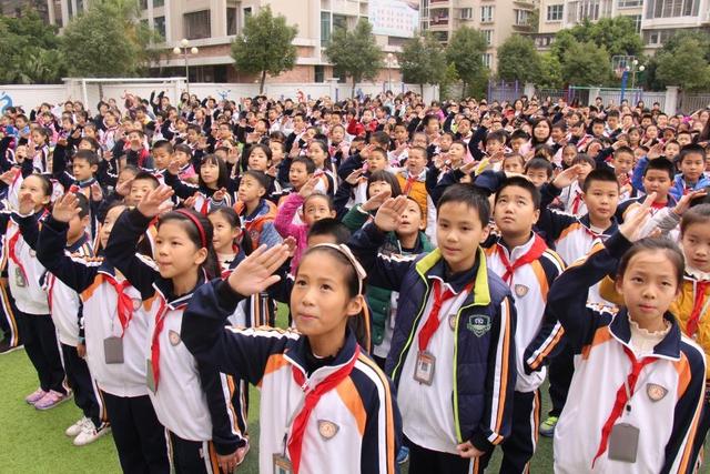 12月18日上午,汕头市文明礼仪协会在汕头市金晖小学和鸥上小学举行了"