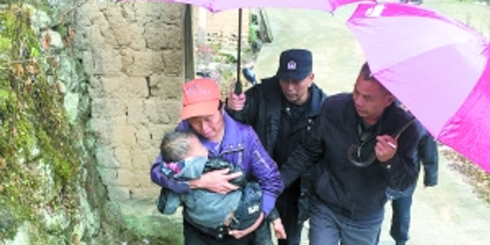 两岁孩童深山走失奶奶大哭 警民地毯式搜索助寻回_手机新浪网