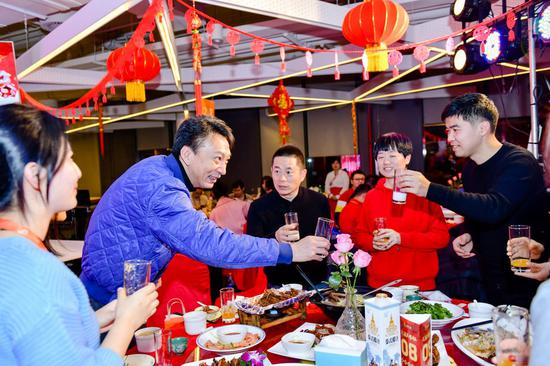 　　合伙人向公益嘉宾敬酒，左2为阿里巴巴市场公关委员会主席王帅，左3为阿里巴巴社会公益部总经理孙利军