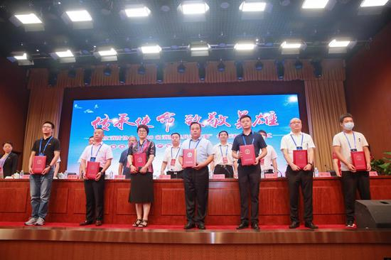 　　与会领导为本次活动采编组组长马达伟，采编组成员：崔俊荣、吉冬梅、赵性仓、贾涛、赵建宝、张磊、韦安庆、刘宁同志颁发证书