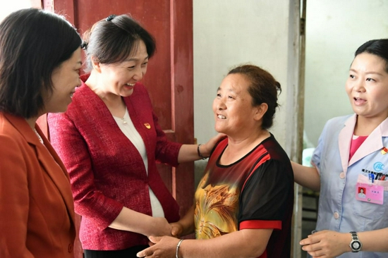 赵雯书记、张敏副行长慰问项目受益人钟永志（右二）
