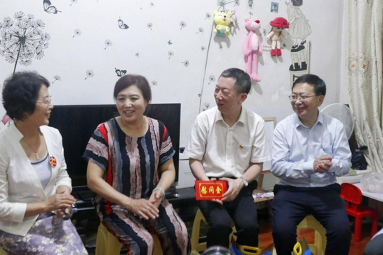 建行邵敏董事（左一）张奇董事（右一）、田博董事（右二）慰问项目受益人何先（左二）