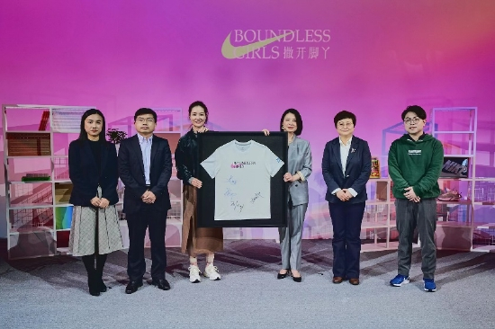 　　耐克“撒开脚丫”项目大使李娜、耐克大中华区体育公益负责人许琳，共同向中国扶贫基金会秘书长陈红涛、中国儿童少年基金会副秘书长王海静、益微青年总干事李强以及好公益平台项目负责人杨丹赠送“撒开脚丫”纪念T恤。