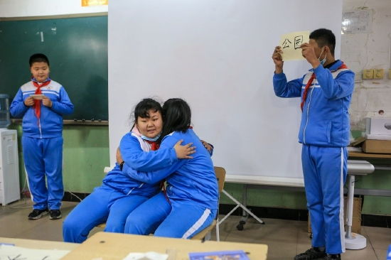 孩子们在课上表演心理剧