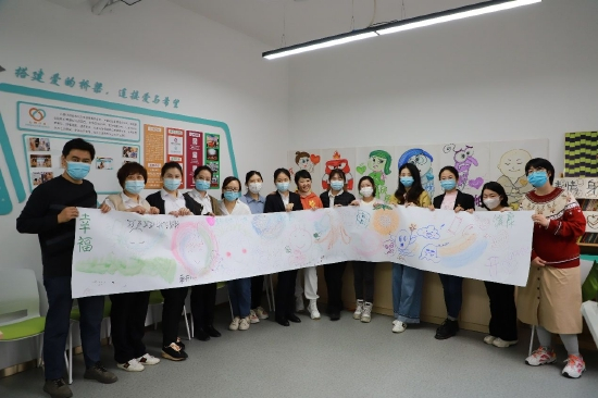 为社区工作人员进行绘画疗愈缓解工作压力