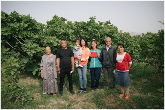 孔东梅理事长在新疆克州走访调研，与资助学生克州一中乃吉麦及其家人合影