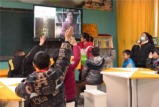 诗性教育践行者梁俊的古诗唱识公益课带给孩子们新颖的读书体验