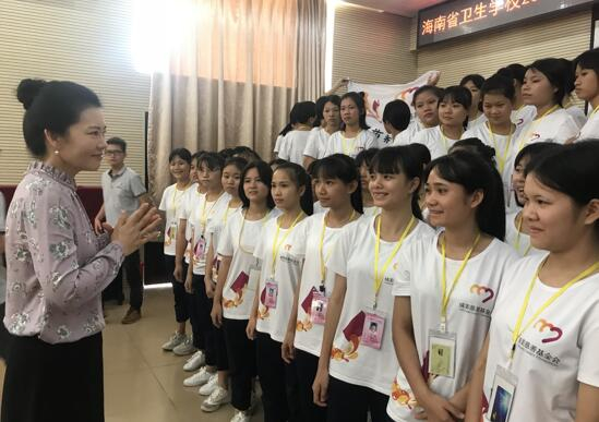 刘英子与“情暖少数民族女孩”项目资助的孩子们交流。