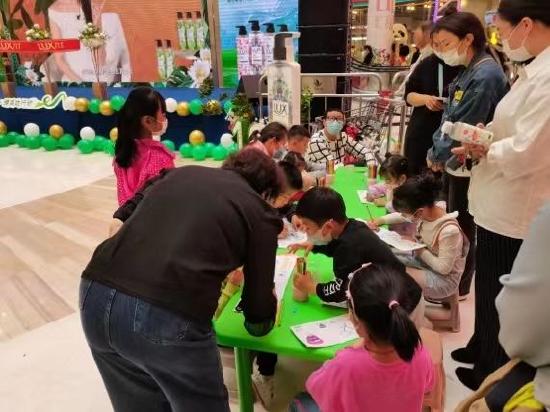 力士•绿哈达行动路演现场小朋友们热情参与
