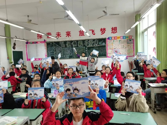 为孩子们发放教材