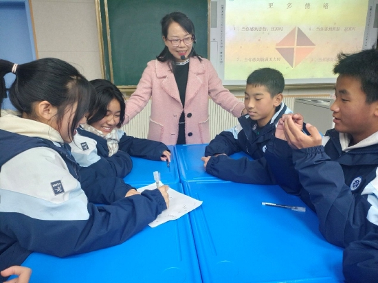 音乐疗愈课上教师和孩子们互动