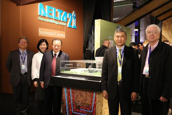 　　（由左至右）台达欧洲区总经理张财星、总策划台达基金会执行长郭珊珊、台达创办人暨荣誉董事长郑崇华、台达董事长海英俊及台达基金会董事刘炯朗于巴黎大皇宫绿色建筑展合影