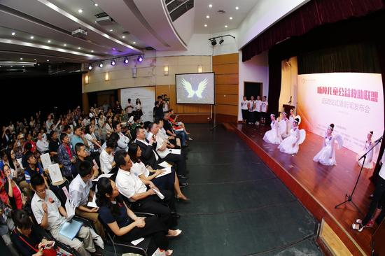 活动现场，观看家长表演《隐形的翅膀》