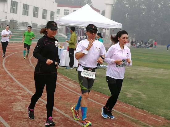 锵锵荟总经理姚雨彤、奕动基金创始人黄奕参与陪跑
