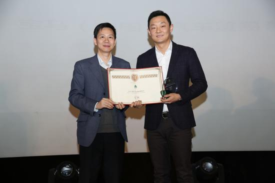 　　宝马中国企业代表石伟领取“益轩奖-2016中国汽车企业社会责任年度创新奖”，清华大学公益慈善研究院副院长邓国胜为其颁奖