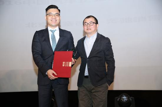 　　北京梅赛德斯-奔驰销售服务有限公司公共关系及媒体传播总监官少卿，代表企业领取“益轩奖-2016中国汽车企业社会责任最佳文化艺术公益实践奖”，益轩奖评审团主席、《汽车商业评论》、《汽车消费报告》杂志总编辑贾可为其颁奖