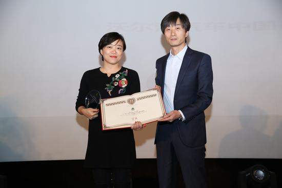 　　沃尔沃汽车中国企业传播部高级经理段毅，代表企业领取“益轩奖-2016中国汽车企业社会责任最佳交通安全公益实践奖”，《汽车商业评论》杂志主编刘宝华为其颁奖