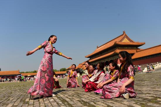 参加“春蕾女童夏令营”的西藏代表，在故宫跳起了舞蹈