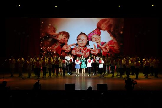 著名歌唱家王丽达演唱主题曲《我们的未来》、《亲吻祖国》。
