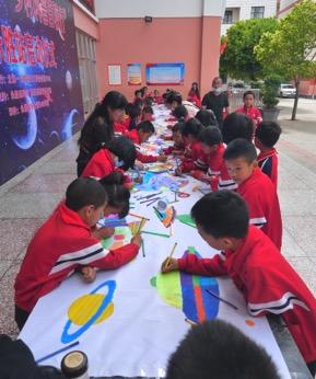 “小画笔·大宇宙”,孩子用喜欢的颜色,一起绘制出最美的一幅科普彩绘画卷。