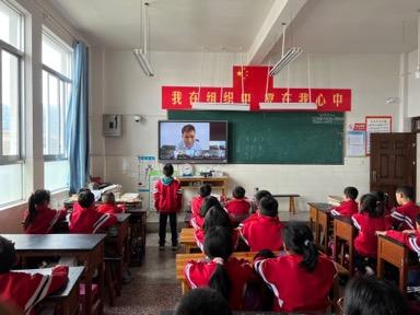 此次活动邀请到一位重量级的空间科学专家——现任中国航天科普大使、中国科学院国家空间科学中心研究员刘勇博士,尽管因为疫情原因无法来到现场,刘老师用在线直播的方式为学生们带来主题讲座。