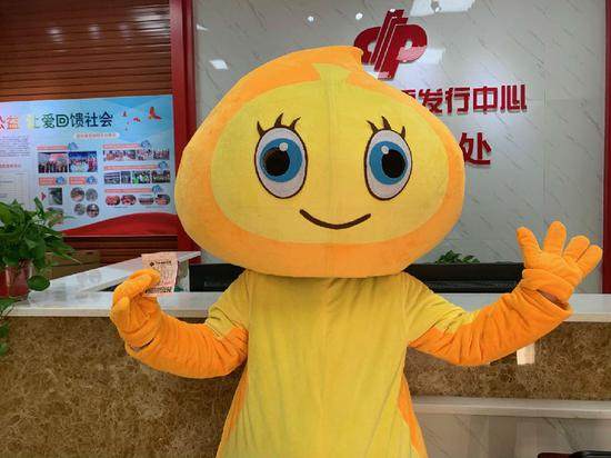 图为蓝先生（化姓）展示中奖彩票