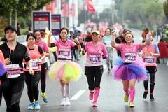 2018武汉女子半程马拉松汉阳鸣枪 6千名选手为爱奔跑