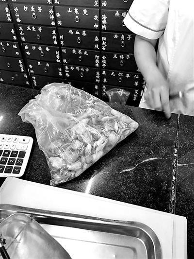 　　药店所售卖的穿山甲片包装袋上无“中国野生动物经营利用管理专用标识”