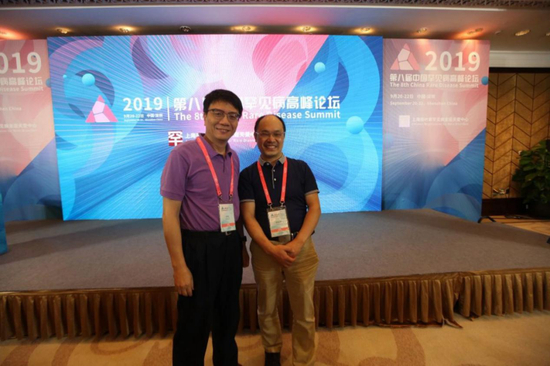&nbsp;谭跃球（右），医学博士，中信湘雅生殖与遗传专科医院遗传中心主任，与祁鸣教授合影