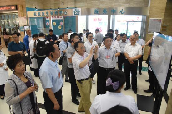  2018年全国政协委员视察团视察青菱中心全科医生队伍建设工作