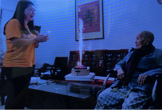 （谭医生陪签约的百岁老人过生日）