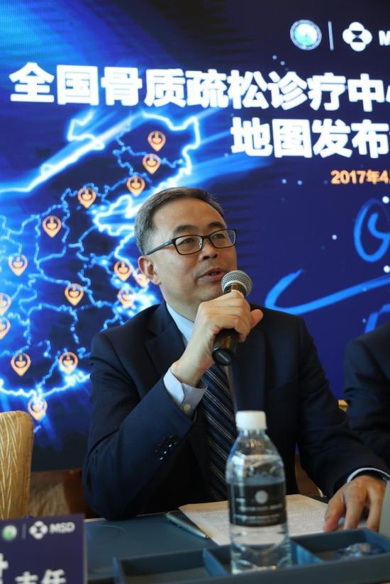 　　中国医学科学院北京协和医院内分泌科常务副主任、中华医学会骨质疏松和骨矿盐疾病分会主任委员夏维波教授
