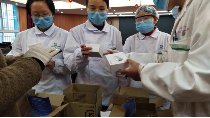 社区服务中心医生即将把监测设备送给居民