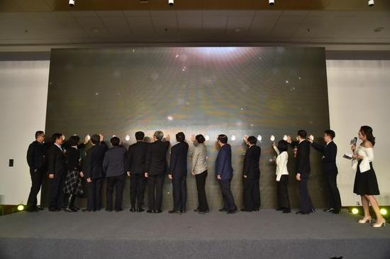 各位邀请领导共同触摸大屏幕，宣告中国健康科普联盟成立