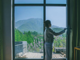 走在仙境中，住在风景里！这家隐藏在青山碧水下的民宿，带你360度赏日月星辰！
