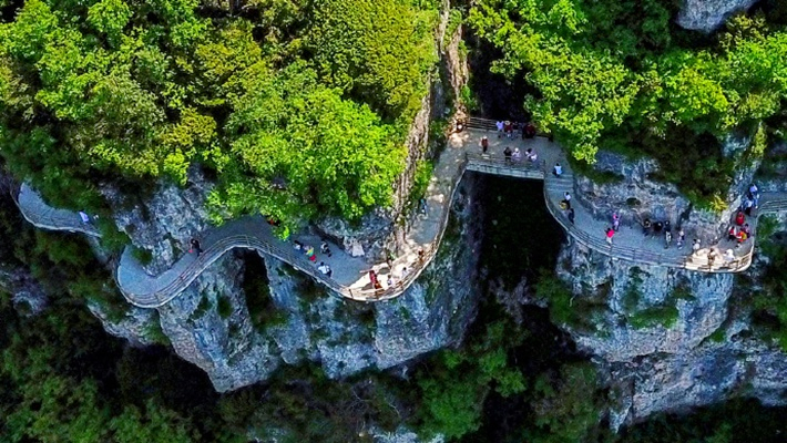 令人胆战心惊的绝壁栈道