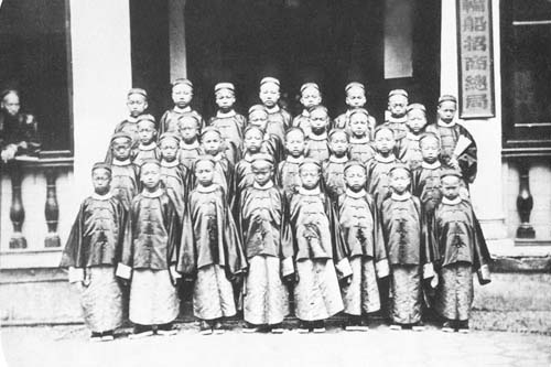 1872年，首批30名赴美留学幼童在上海轮船招商总局合影。