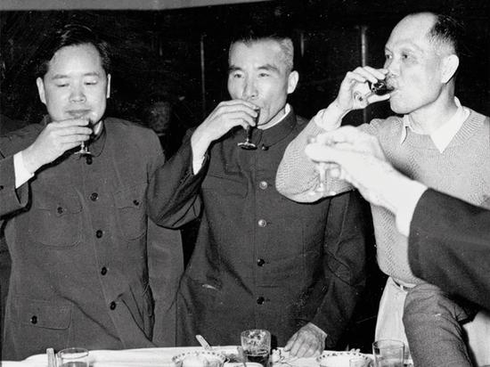 中共中央对台领导小组办公室主任罗青长(左一)与原国民党著名将领王耀武(左二)和覃异之。　　