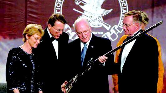 时任美国副总统的切尼(持枪者)和全美步枪协会的理事一同参加协会活动。(资料片)