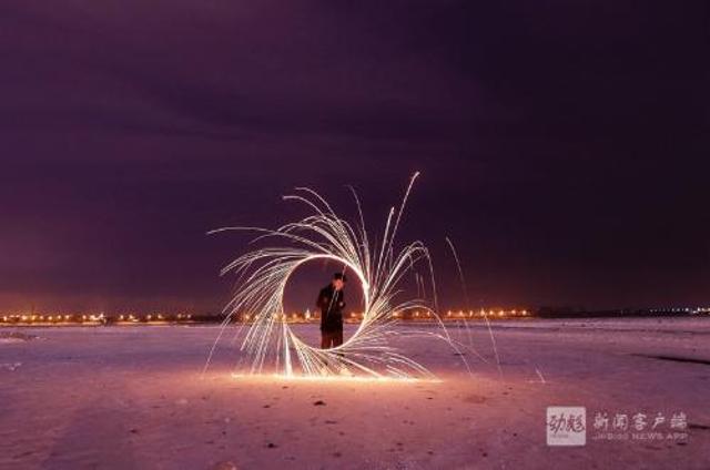 人拿着甩的烟花图片图片