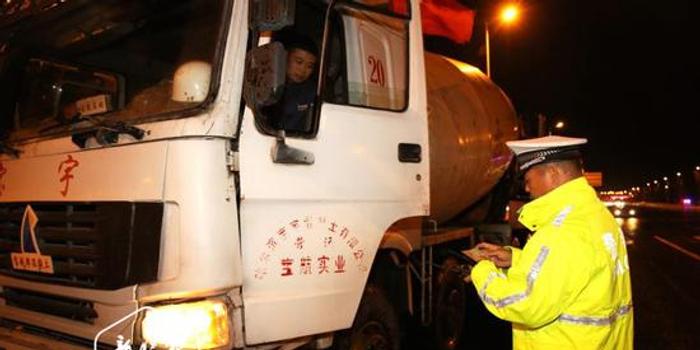 哈市交警雨夜开展“零点”夜查行动 查扣违法货车20辆手机新浪网 5552