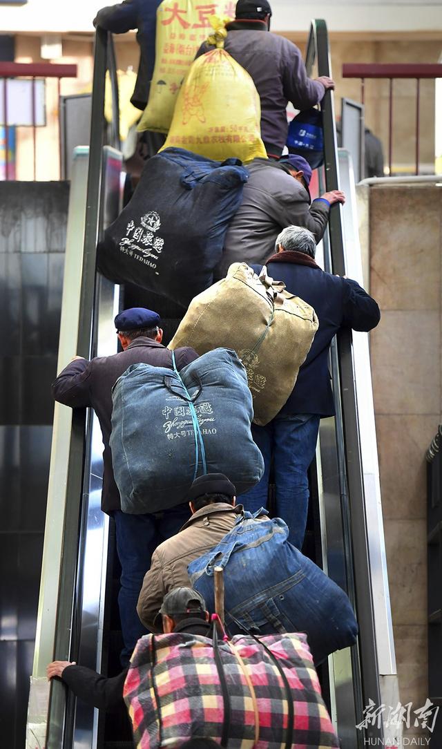 2月1日,长沙火车站,旅客背着大包小包行李进站