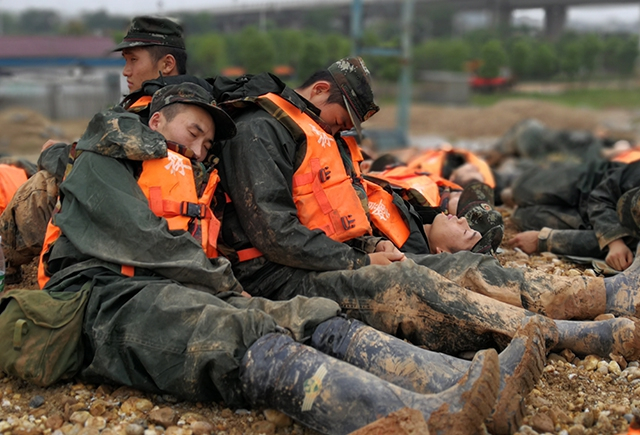 8         7月2日上午,长沙县安沙镇捞刀河大堤,奋战一夜的武警官兵