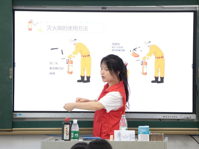 湖南科技大学人文学院为侗乡儿童科普消防安全知识以及防溺水安全教育