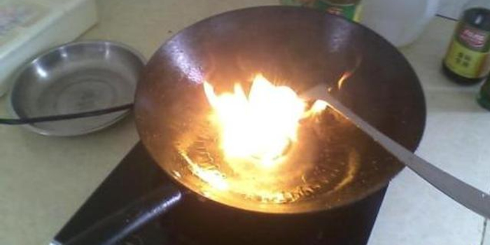 株洲高压锅炼猪油起火 她端油盆时被烧伤