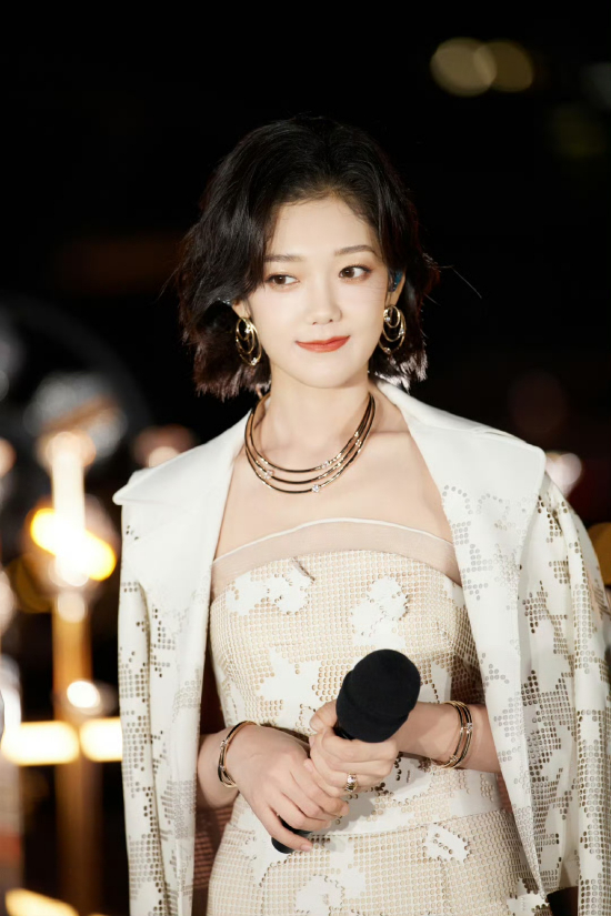 希林娜依·高：从舞台新星到全能歌者，2025年怀化演唱会再掀音乐风暴_新浪新闻