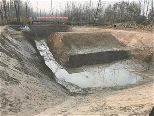 图为下邳城东北侧城墙考古现场。