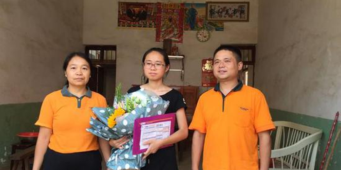 清华大学的录取通知书送达到今年全省文科高考状元——金淼同学手上